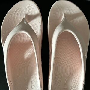 Oofos Flip Flops - Size 10 (barely worn!)
